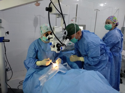 El Doctor Jorge Ali� operando junto a Hessa Alrabiah, cirujana oftalm�loga - Fundaci�n Jorge Ali�