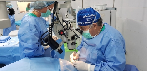 El Doctor Miguel March, cirujano oftalm�logo, operando junto a la enfermera instrumentista Carmen Montserrat - Fundaci�n Jorge Ali�