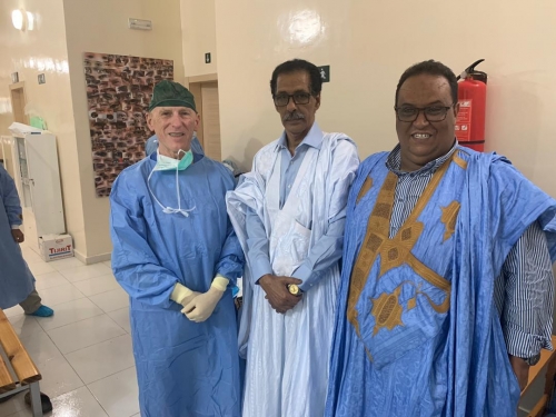 El Doctor Ali� junto a Hemida Souyeh, Vicepresidente del Consejo Regional de Nouadhibou y Salah Edine - Fundaci�n Jorge Ali�