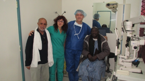 El Dr. Manuel Marcos y la enfermera instrumentista Paquita S�nchez junto a dos pacientes - Fundaci�n Jorge Ali�