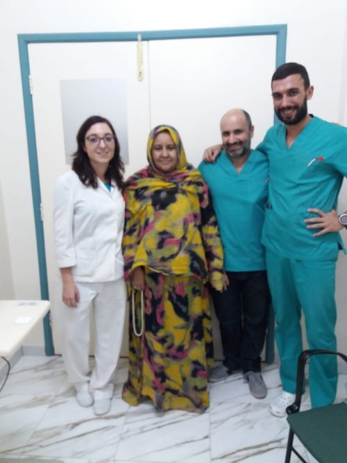 El equipo de optometristas: Silvia, Sebi y Mario, junto a una paciente - Fundaci�n Jorge Ali�
