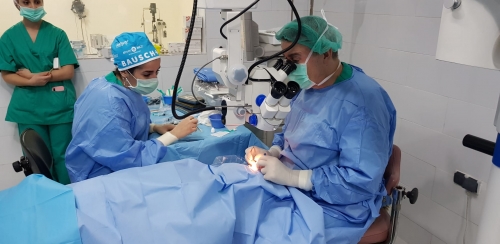 El Dr. Manuel Marcos, cirujano oftalm�logo, operando junto a su hija Bel�n Marcos, enfermera instrumentista - Fundaci�n Jorge Ali�